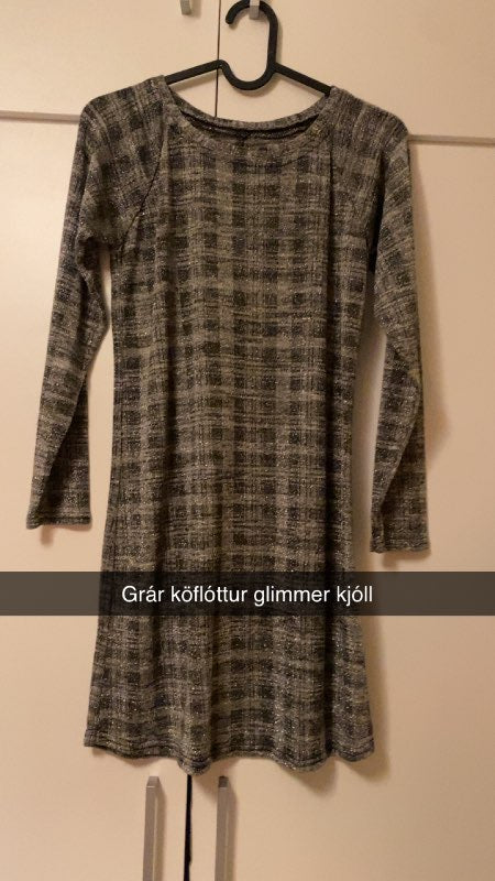 Köflóttur grár kjóll