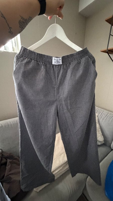 gráar striped buxur