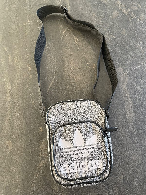 Adidas hliðartaska/veski