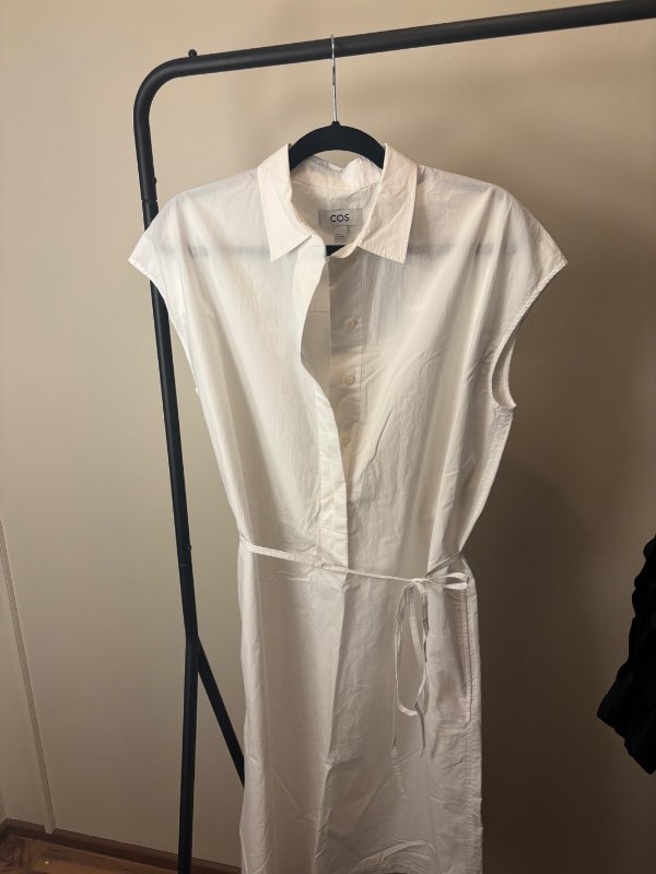 COS hvítur kjóll