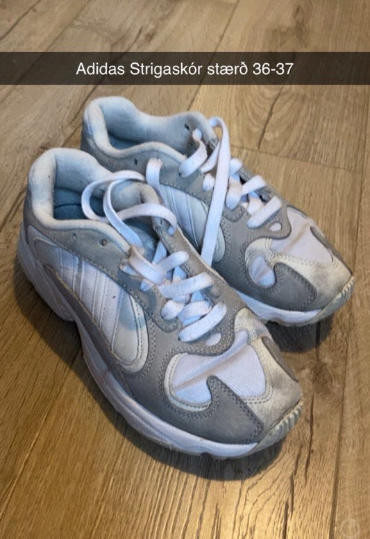 Adidas ljósir strigaskór