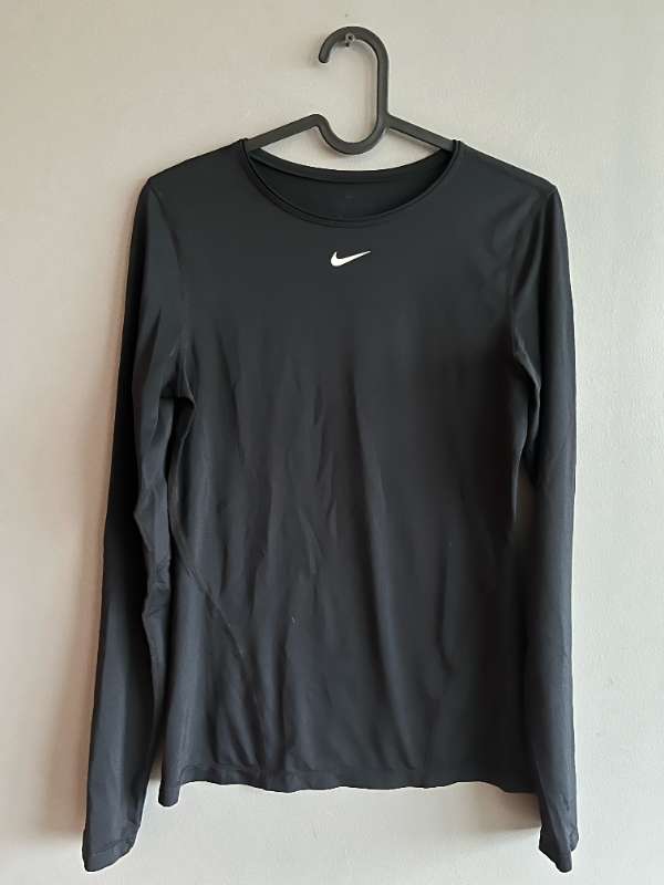 Nike svartur langerma íþróttabolur