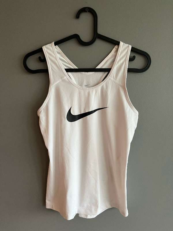 Nike hvítur ermalaus íþróttabolur