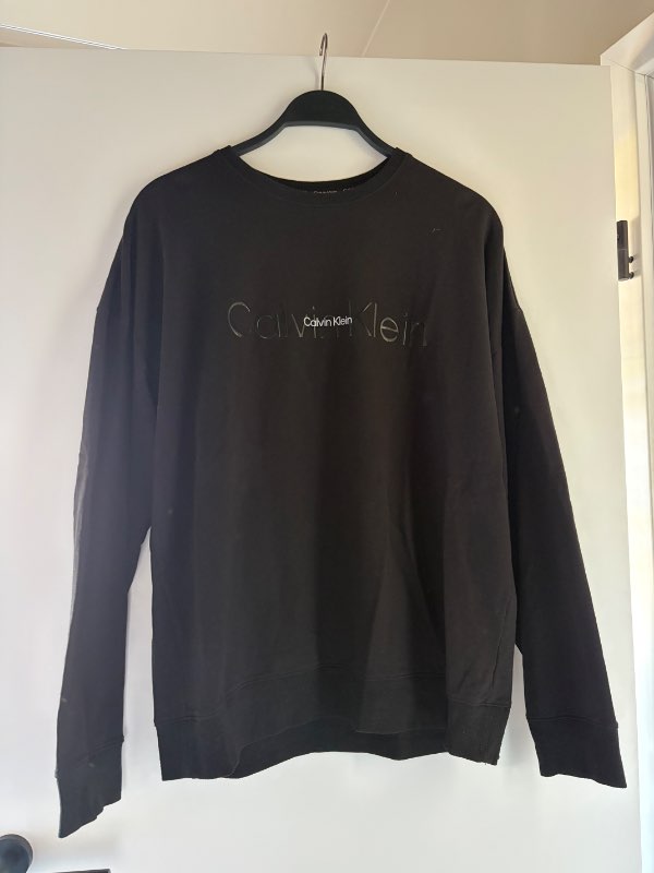 Calvin Klein peysa svört
