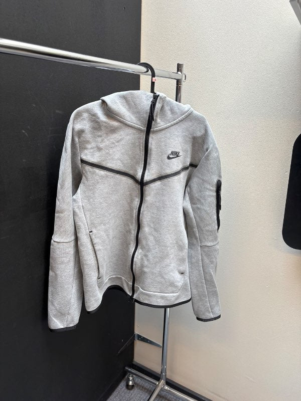 Nike teck peysa