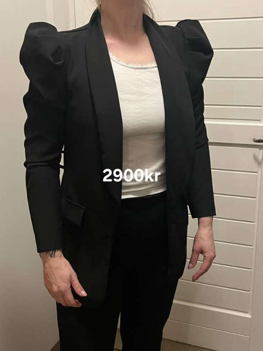 Villtur svartur púff jakki
