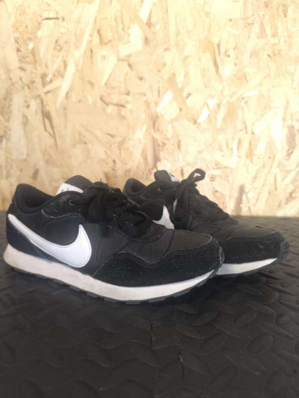 Nike svartir íþróttaskór st 38