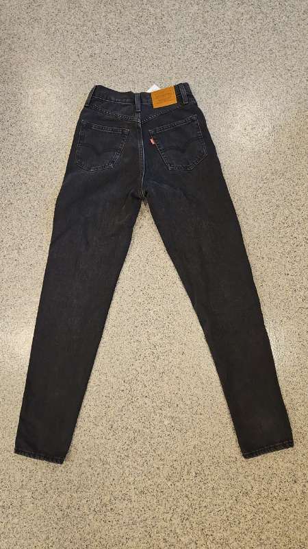 Levis buxur svartar