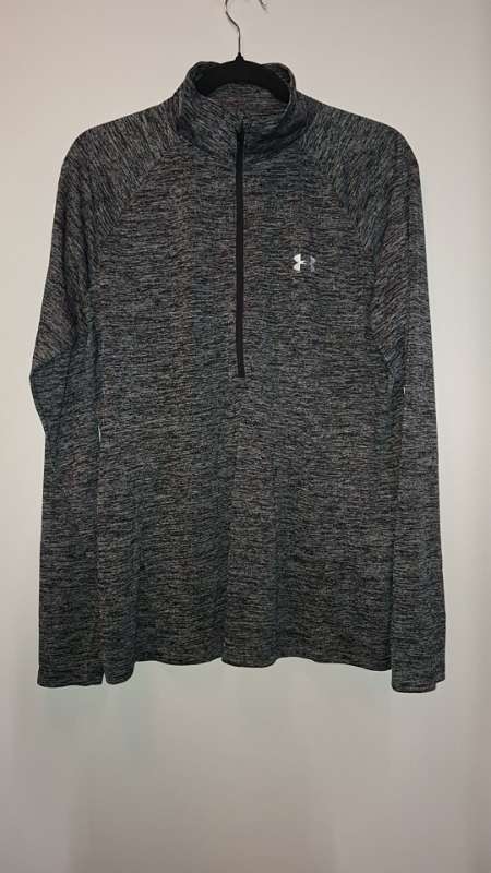 H iþróttapeysa ónotuð.