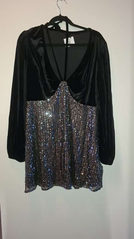 Bundinn gommer kjóll