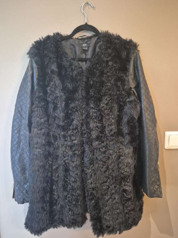 F&F svartur loðjakki
