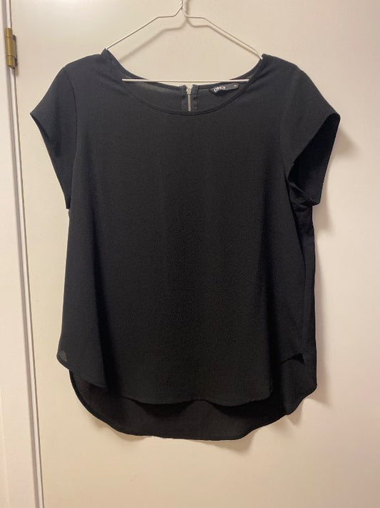 Aðeins svört skyrtan