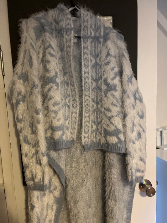 Oliver opin loð peysa