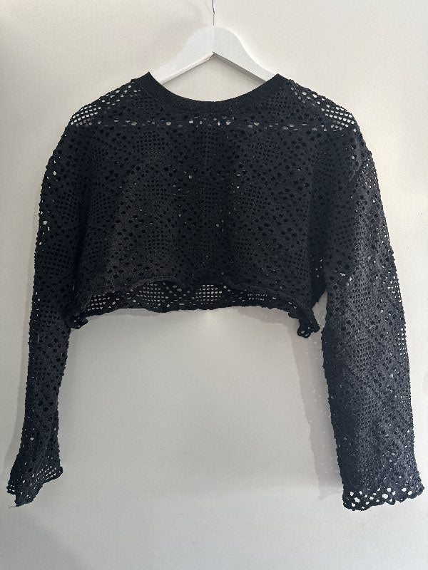 Svört götótt cropped peysa