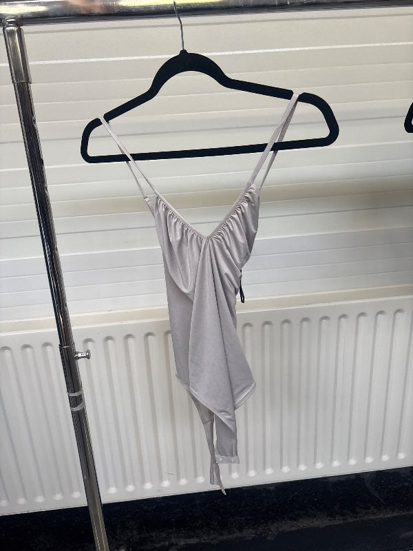 Hvítur samfestingur