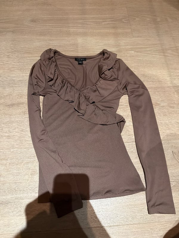 Brúnn langermabolur úr new yorker