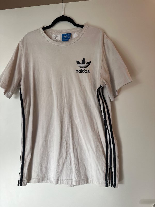 Hvítur Adidas kk bolur st.L lítið gat á baki