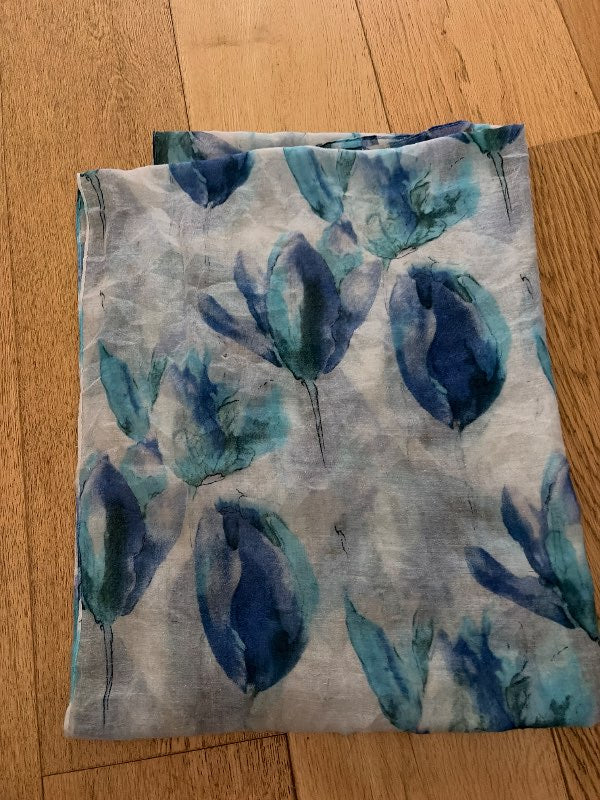 Blátt shawl trefill