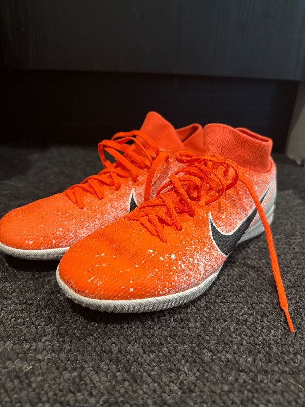 V Nike skór appelsínugulir