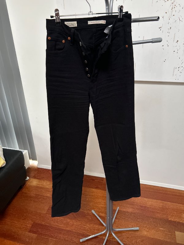 Levis svartar buxur