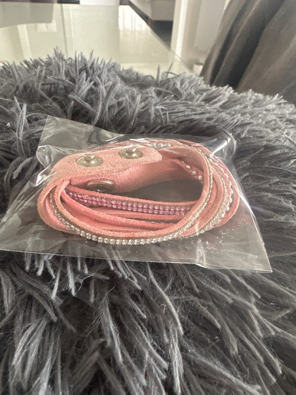 Bleikt armband, smellulás, snúið, steinar