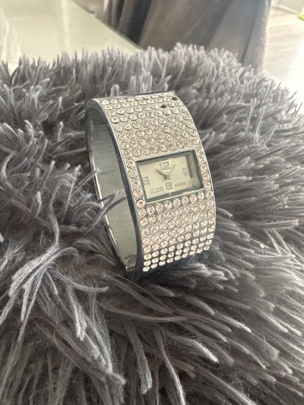 The watch is missing 2 jewels and a battery