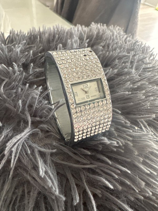 The watch is missing 2 jewels and a battery