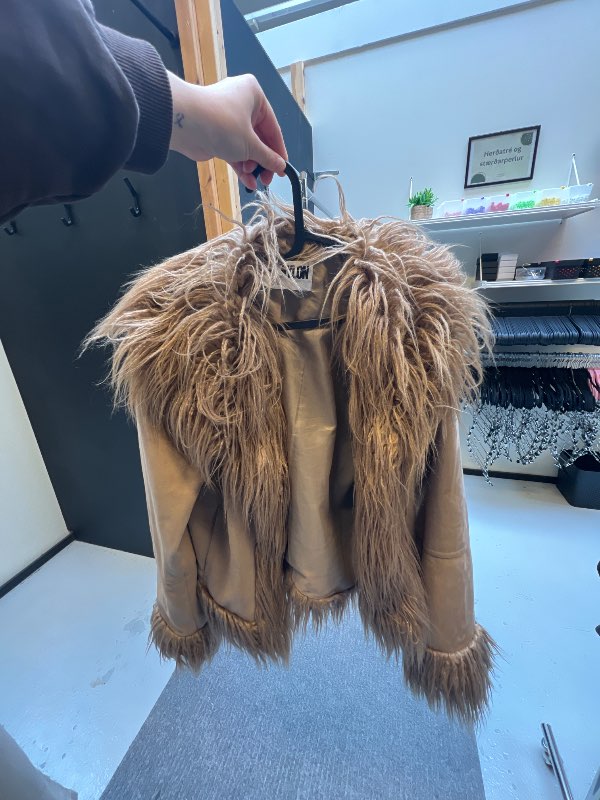 Fur jakki brúnn