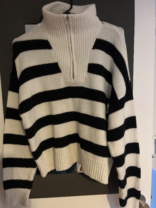 Stradivarius röndott peysa