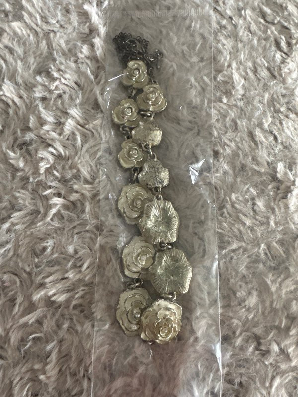 Roses necklace with stones clear