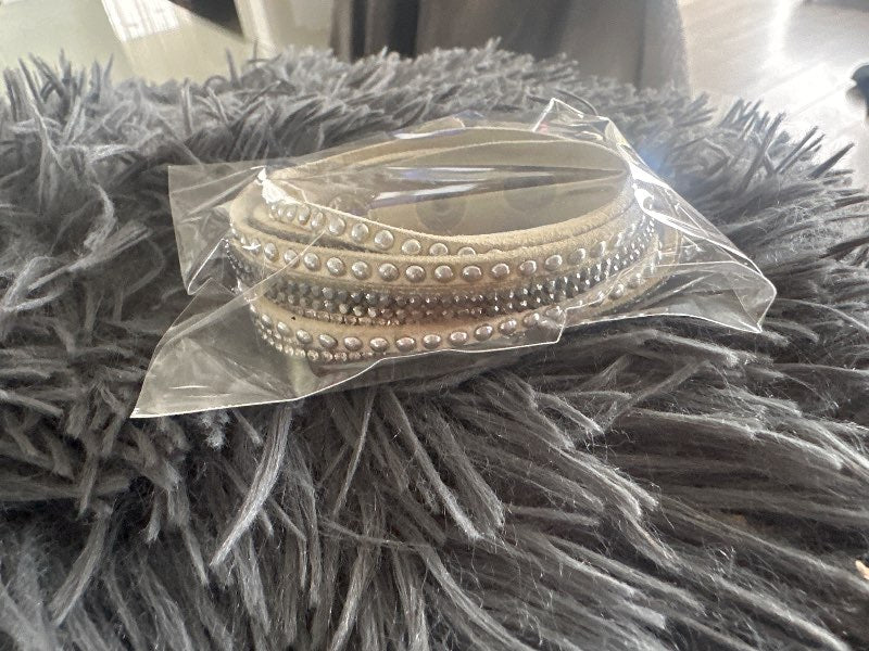 Vafið beis armband með steinum smellt
