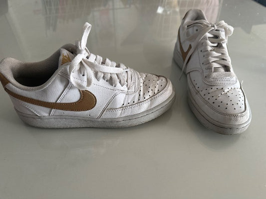 Hvítir Nike skór 38
