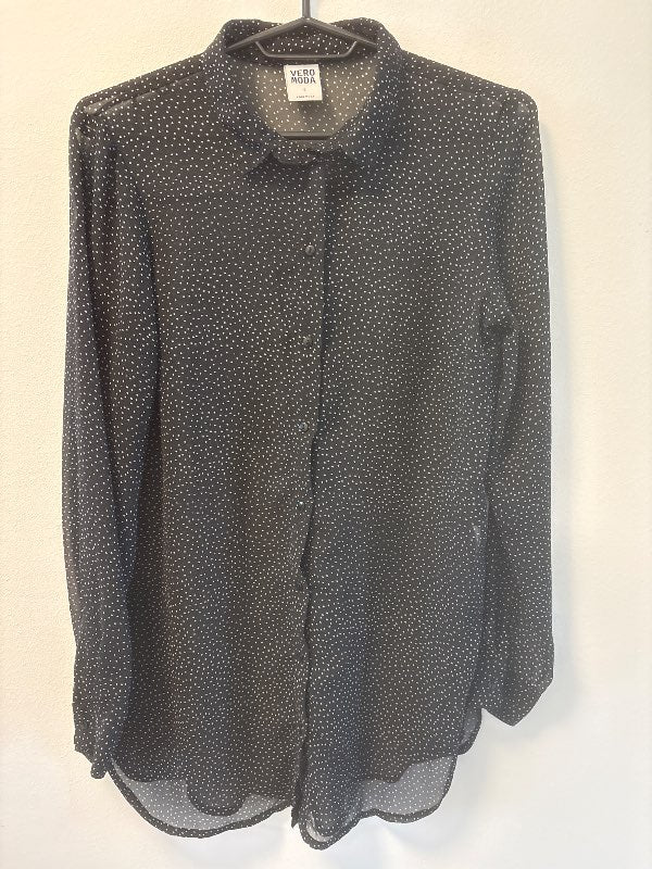 Svört Vero Moda skyrta með hvítum doppum