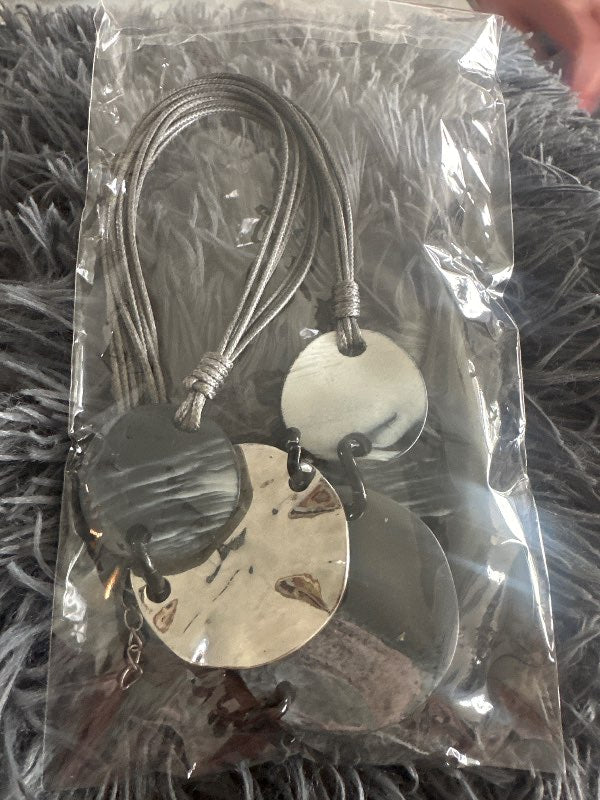 Necklace gray band with 5 discs
