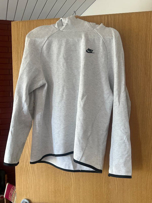 Nike hettupeysa