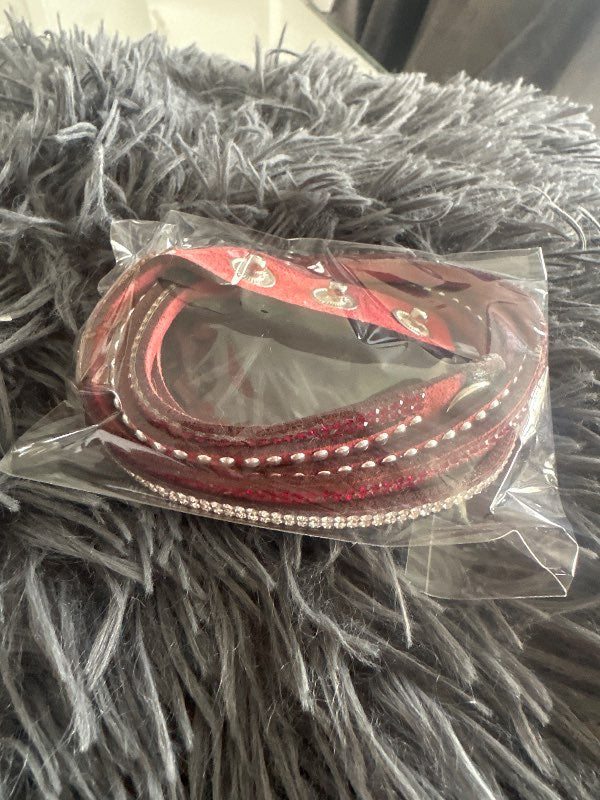 Rautt armband með steinum vafið smellt