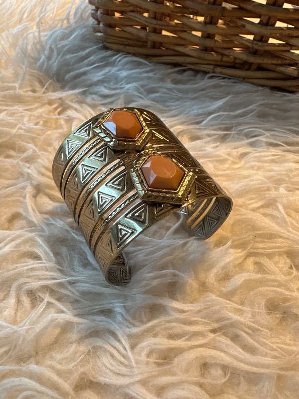 Bracelet with 2 beige buttons