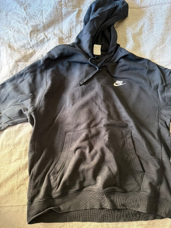 Svört Nike hettupeysa