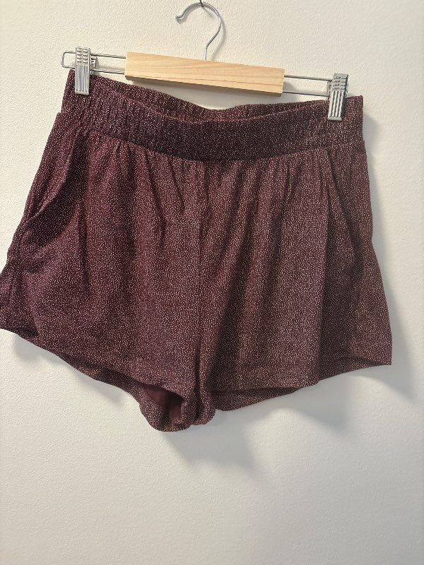 H&M dökkrauðar stuttbuxur með hvítum doppum