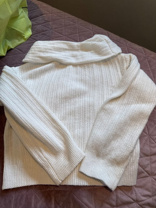 Hvít prjónapeysa kraga