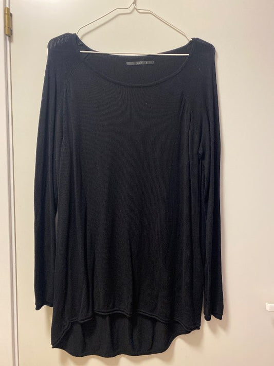 Aðeins svört síð peysa