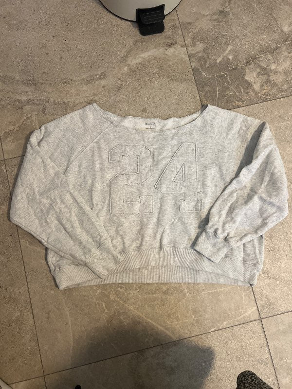 hollister off shoulder peysa