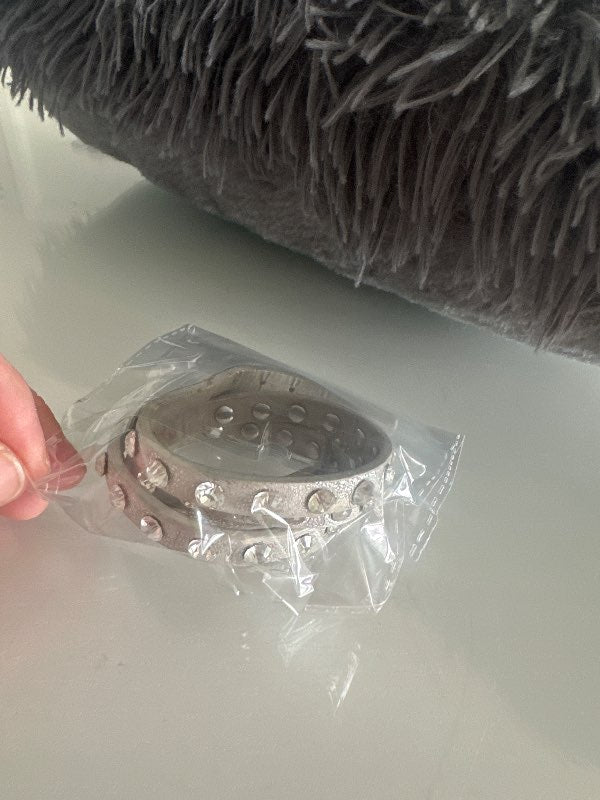 Silfrað snúið armband með steinum
