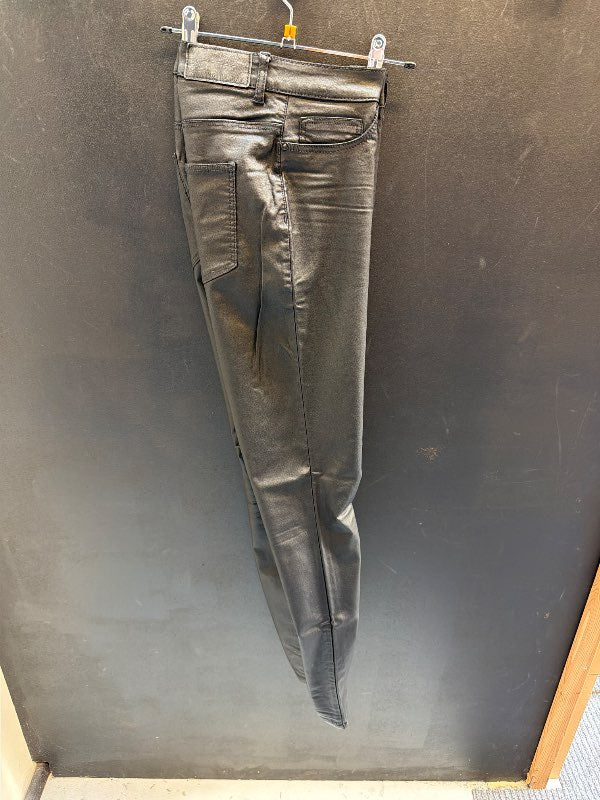 Noisy may coated buxur