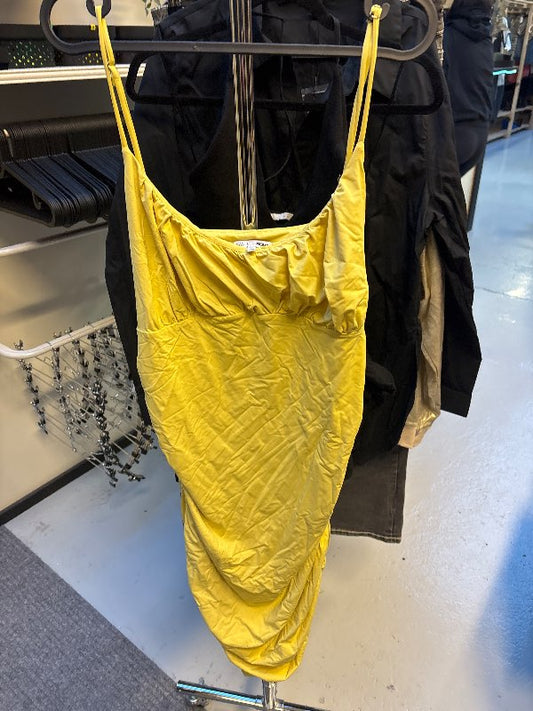 Kjóll gulur fashion.nova