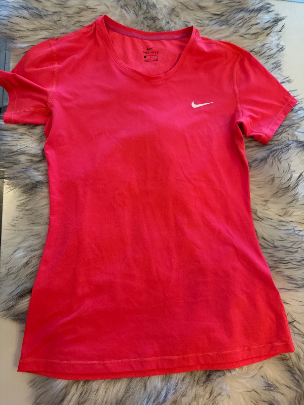 Nike dri-fit bolur merkt L en er lítill