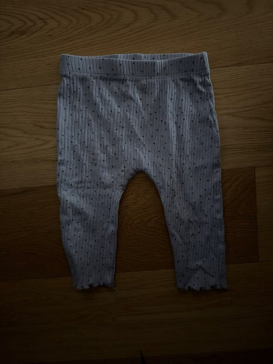 Bláar doppóttsr buxur