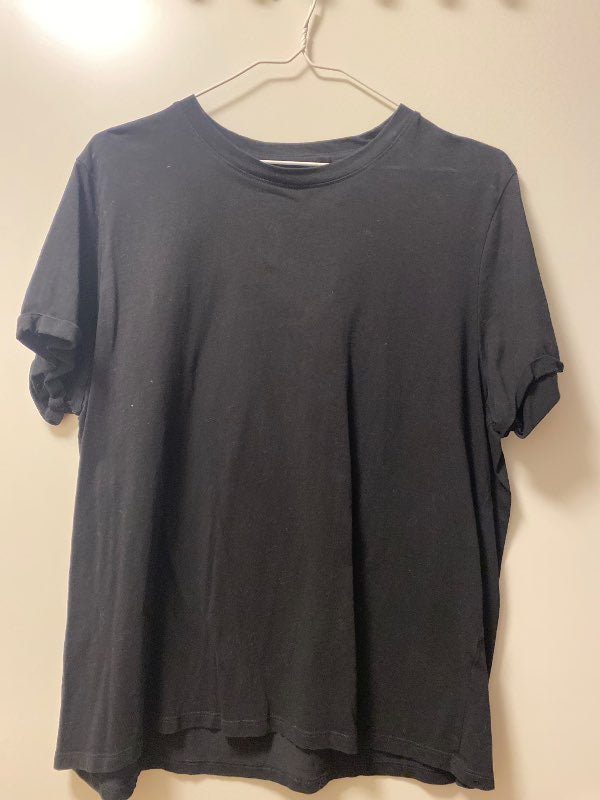 Svartur stutterma bolur