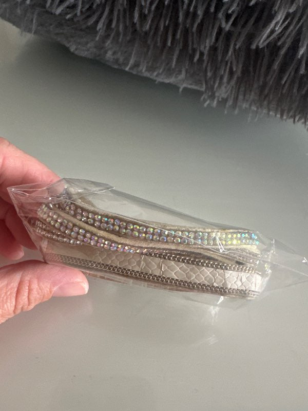 Notalegt snúið armband með steinum