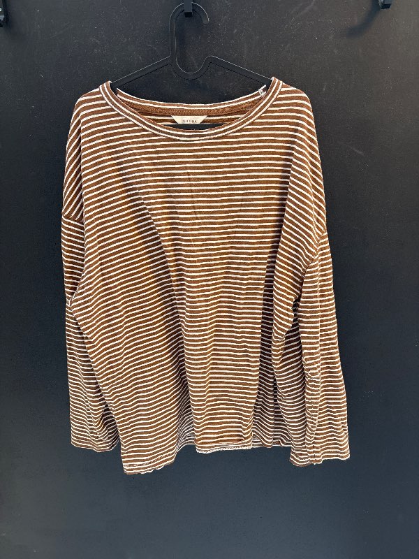 Brún peysa með röndum